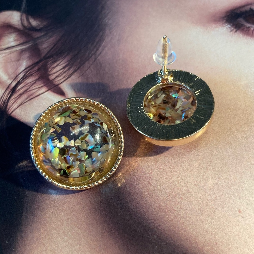 Clear Shell Round Stud Earrings - Picture 4 of 4